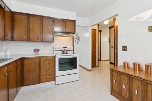 3221 Cedarille Drive Sw, Calgary, AB - Indoor Photo Showing Kitchen