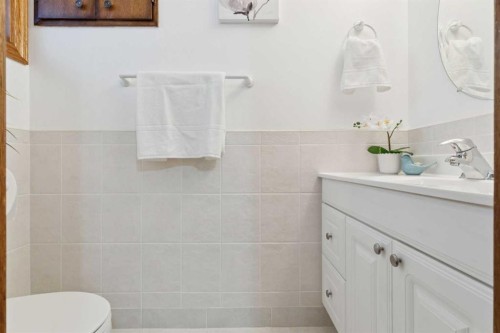 3221 Cedarille Drive Sw, Calgary, AB - Indoor Photo Showing Bathroom