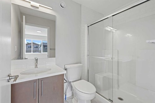 7071 Rangeview Avenue Se, Calgary, AB - Indoor Photo Showing Bathroom