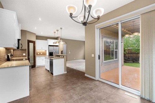 18 Aspen Hills Manor Sw, Calgary, AB - Indoor Photo Showing Kitchen