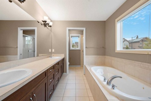 18 Aspen Hills Manor Sw, Calgary, AB - Indoor Photo Showing Bathroom