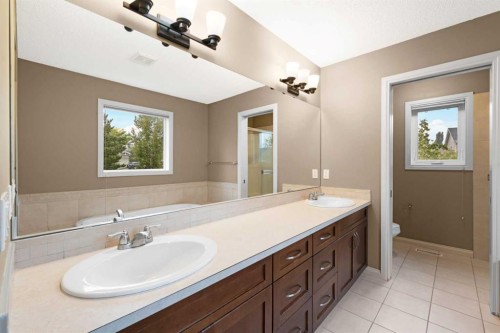 18 Aspen Hills Manor Sw, Calgary, AB - Indoor Photo Showing Bathroom