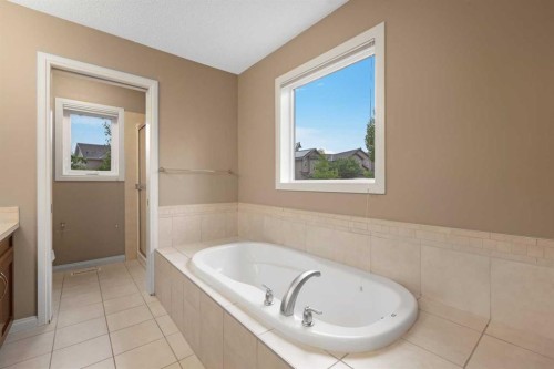 18 Aspen Hills Manor Sw, Calgary, AB - Indoor Photo Showing Bathroom