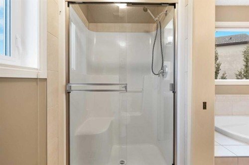 18 Aspen Hills Manor Sw, Calgary, AB - Indoor Photo Showing Bathroom