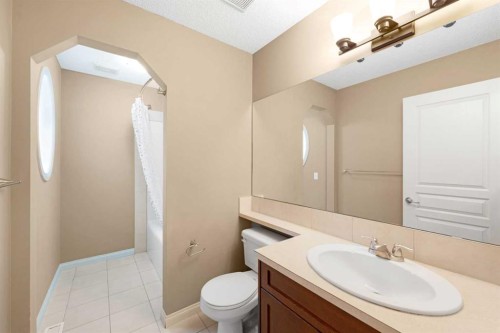 18 Aspen Hills Manor Sw, Calgary, AB - Indoor Photo Showing Bathroom