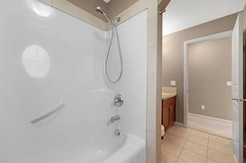 18 Aspen Hills Manor Sw, Calgary, AB - Indoor Photo Showing Bathroom