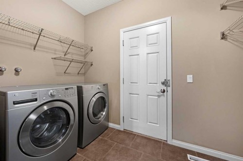 18 Aspen Hills Manor Sw, Calgary, AB - Indoor Photo Showing Laundry Room