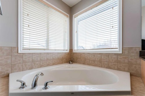 461 Boulder Creek Way Se, Langdon, AB - Indoor Photo Showing Bathroom
