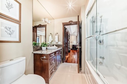 1840 Westmount Boulevard Nw, Calgary, AB - Indoor Photo Showing Bathroom