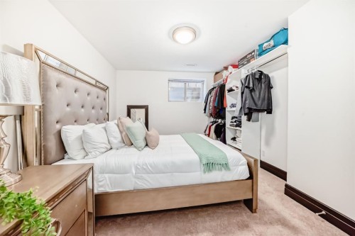 1840 Westmount Boulevard Nw, Calgary, AB - Indoor Photo Showing Bedroom