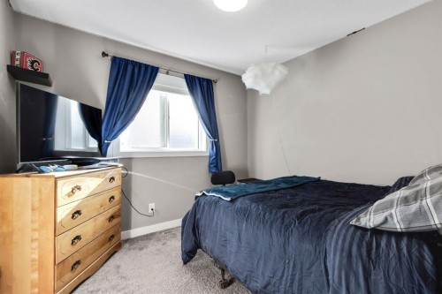 129 Wildrose Green, Strathmore, AB - Indoor Photo Showing Bedroom