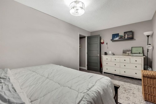 129 Wildrose Green, Strathmore, AB - Indoor Photo Showing Bedroom