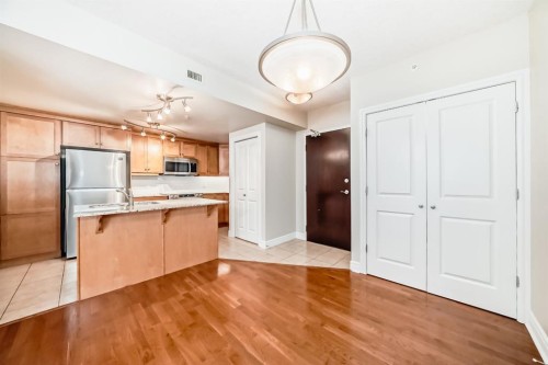 701-920 5 Avenue Sw, Calgary, AB - Indoor Photo Showing Kitchen