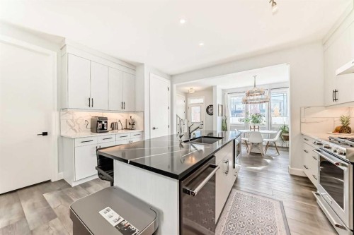 404 Yorkville Avenue Sw, Calgary, AB - Indoor Photo Showing Kitchen With Upgraded Kitchen