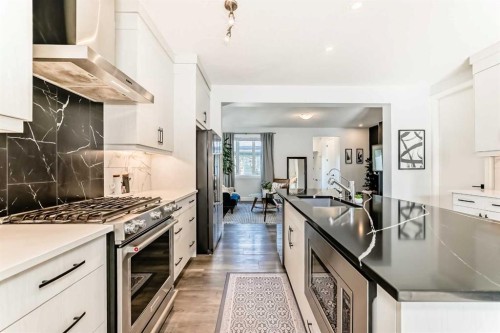 404 Yorkville Avenue Sw, Calgary, AB - Indoor Photo Showing Kitchen With Stainless Steel Kitchen With Upgraded Kitchen