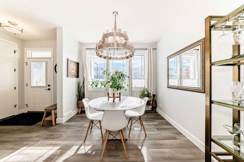 404 Yorkville Avenue Sw, Calgary, AB - Indoor Photo Showing Dining Room