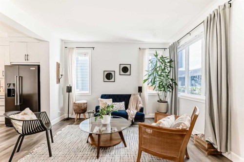 404 Yorkville Avenue Sw, Calgary, AB - Indoor Photo Showing Living Room