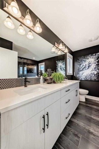 404 Yorkville Avenue Sw, Calgary, AB - Indoor Photo Showing Bathroom