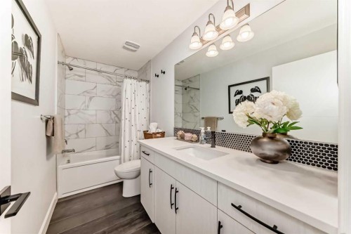 404 Yorkville Avenue Sw, Calgary, AB - Indoor Photo Showing Bathroom