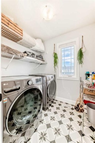 404 Yorkville Avenue Sw, Calgary, AB - Indoor Photo Showing Laundry Room