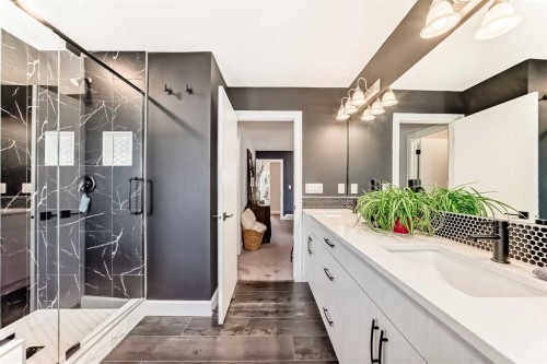 404 Yorkville Avenue Sw, Calgary, AB - Indoor Photo Showing Bathroom