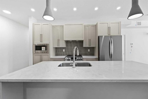 1116-520 Reynolds Avenue Sw, Airdrie, AB - Indoor Photo Showing Kitchen With Upgraded Kitchen