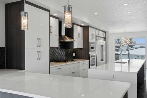 2312 Westmount Road Nw, Calgary, AB - Indoor Photo Showing Kitchen With Upgraded Kitchen