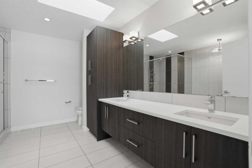 2312 Westmount Road Nw, Calgary, AB - Indoor Photo Showing Bathroom