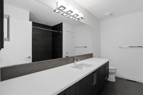 2312 Westmount Road Nw, Calgary, AB - Indoor Photo Showing Bathroom