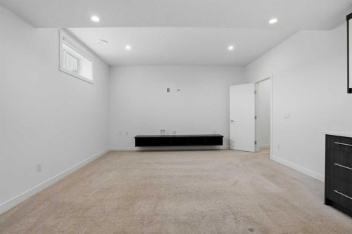2312 Westmount Road Nw, Calgary, AB - Indoor Photo Showing Other Room