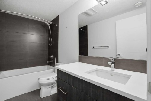 2312 Westmount Road Nw, Calgary, AB - Indoor Photo Showing Bathroom