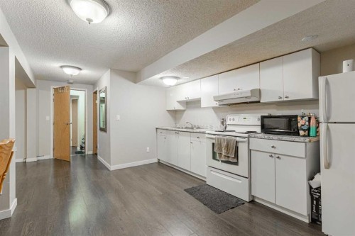143 Castlegrove Road Ne, Calgary, AB - Indoor Photo Showing Kitchen