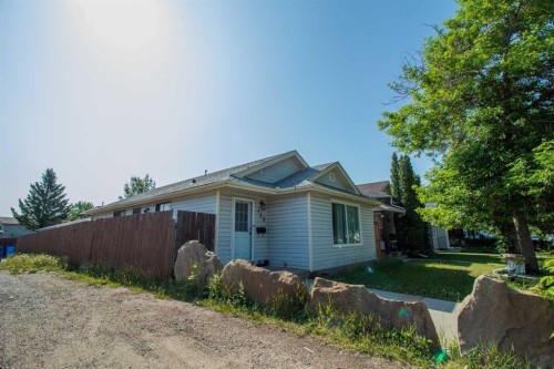 143 Castlegrove Road Ne, Calgary, AB - Outdoor