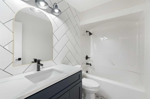 45 Alpine Crescent Se, Airdrie, AB - Indoor Photo Showing Bathroom