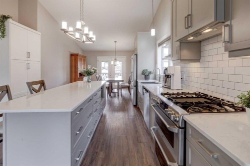 33 Willowbrook Crescent Nw, Airdrie, AB - Indoor Photo Showing Kitchen With Upgraded Kitchen