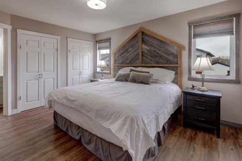 33 Willowbrook Crescent Nw, Airdrie, AB - Indoor Photo Showing Bedroom