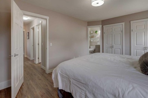 33 Willowbrook Crescent Nw, Airdrie, AB - Indoor Photo Showing Bedroom