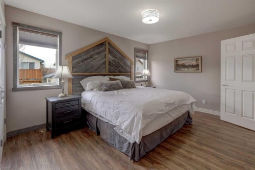 33 Willowbrook Crescent Nw, Airdrie, AB - Indoor Photo Showing Bedroom