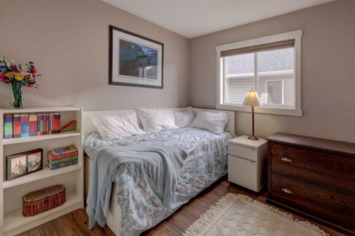 33 Willowbrook Crescent Nw, Airdrie, AB - Indoor Photo Showing Bedroom