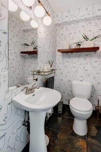 38 Lissington Drive Sw, Calgary, AB - Indoor Photo Showing Bathroom