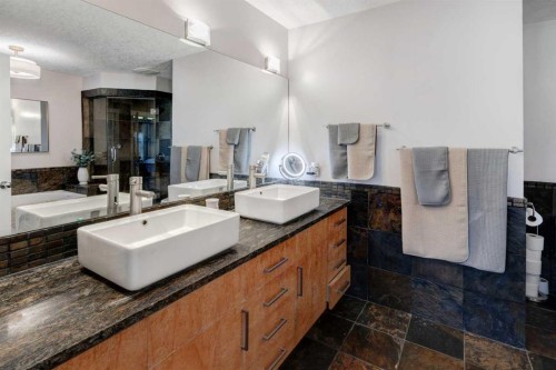 38 Lissington Drive Sw, Calgary, AB - Indoor Photo Showing Bathroom