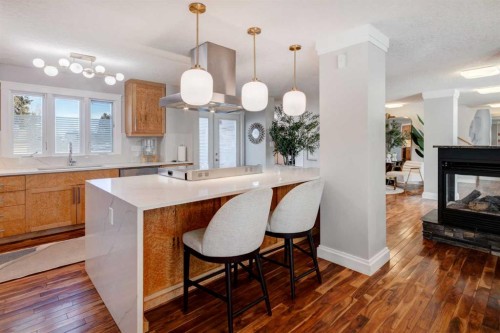 38 Lissington Drive Sw, Calgary, AB - Indoor Photo Showing Kitchen