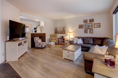 89 Cougar Ridge View Sw, Calgary, AB - Indoor Photo Showing Living Room