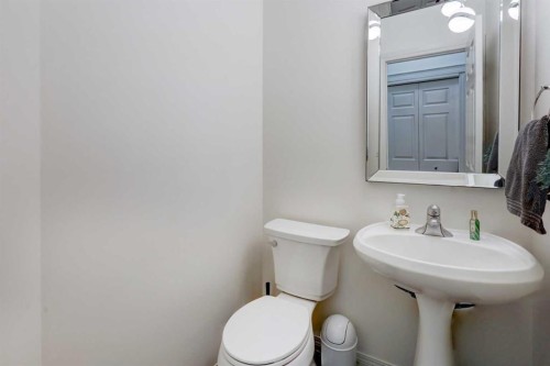 89 Cougar Ridge View Sw, Calgary, AB - Indoor Photo Showing Bathroom