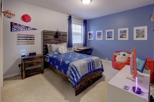 89 Cougar Ridge View Sw, Calgary, AB - Indoor Photo Showing Bedroom