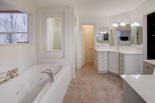 89 Cougar Ridge View Sw, Calgary, AB - Indoor Photo Showing Bathroom