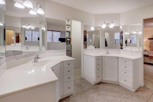 89 Cougar Ridge View Sw, Calgary, AB - Indoor Photo Showing Bathroom