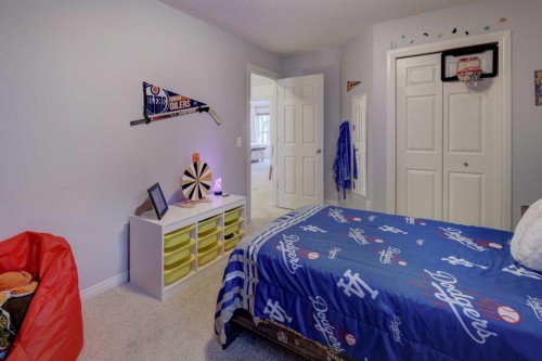 89 Cougar Ridge View Sw, Calgary, AB - Indoor Photo Showing Bedroom