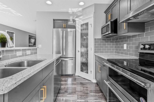 178 Evansmeade Common Nw, Calgary, AB - Indoor Photo Showing Kitchen With Stainless Steel Kitchen With Double Sink With Upgraded Kitchen