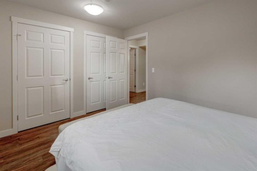 33 Willowbrook Crescent Nw, Airdrie, AB - Indoor Photo Showing Bedroom